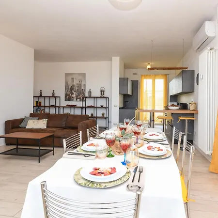 Desenzanoloft Official Partner Marriott Homes & - Window Of Family With Parking Spot *