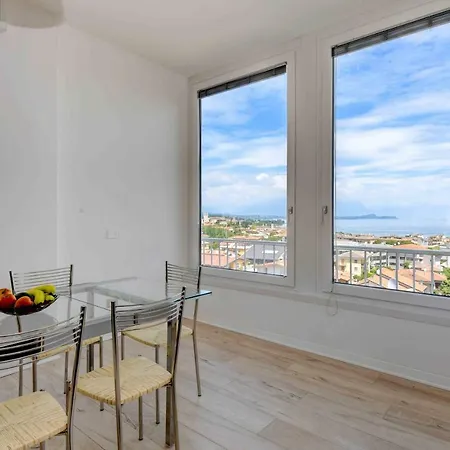 Apartment Desenzanoloft Official Partner Marriott Homes & - Window Of Family With Parking Spot